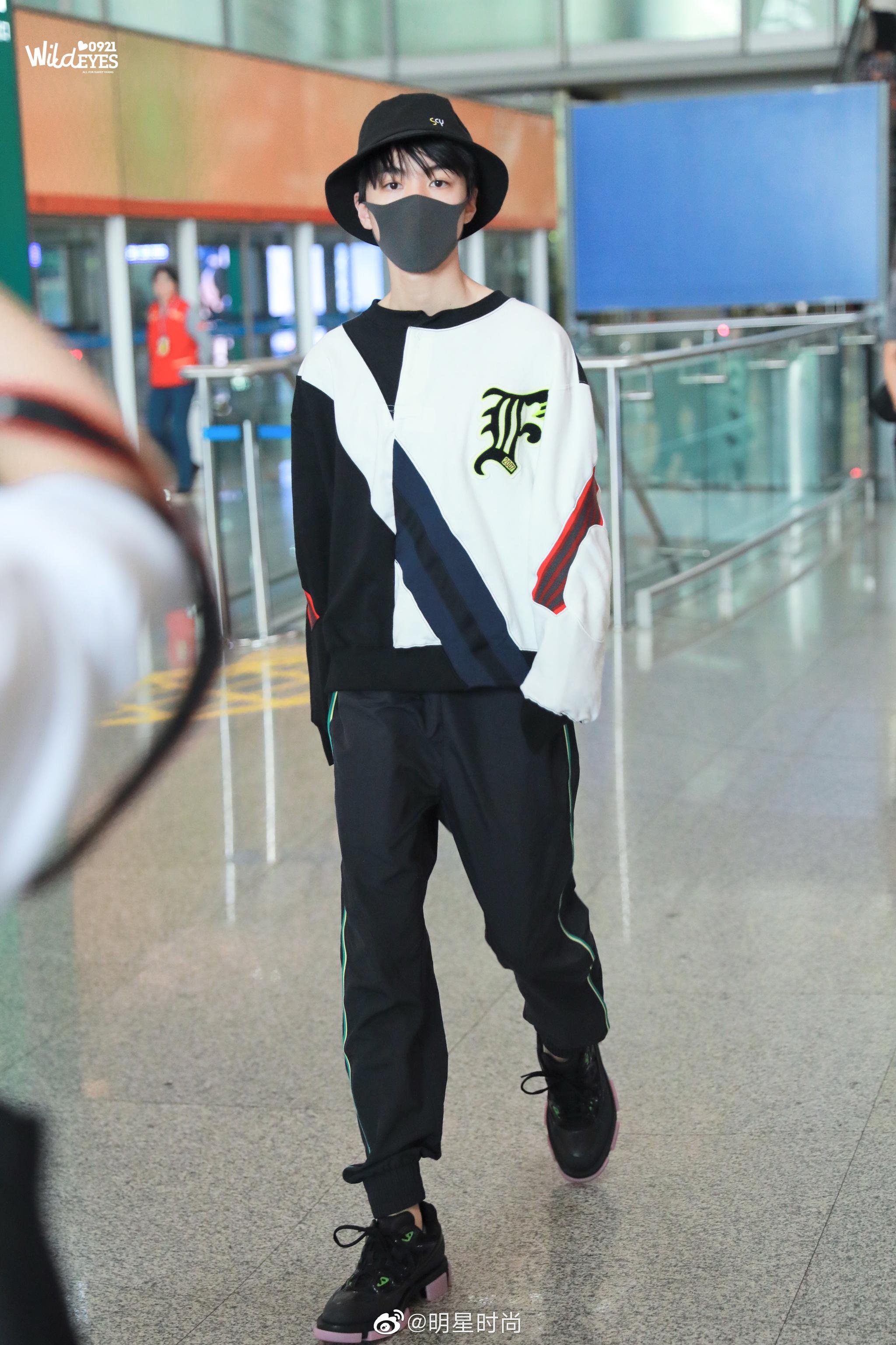 4月17日,王俊凯现身台北机场,一身休闲装扮格外轻松自在