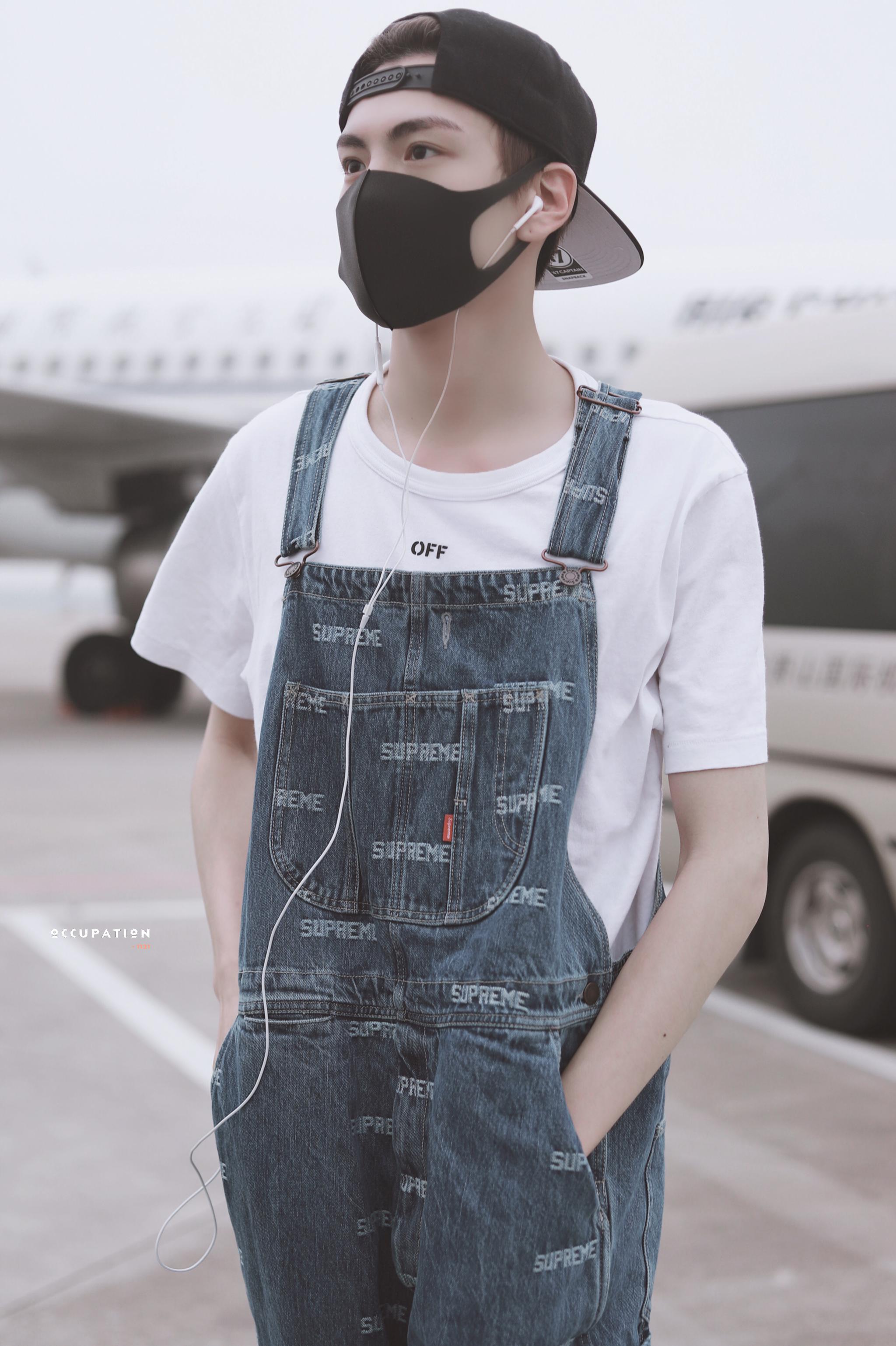 毕雯珺背带裤 毕雯珺今日杭州机场丽江饭拍图~一身白色t恤 背带牛