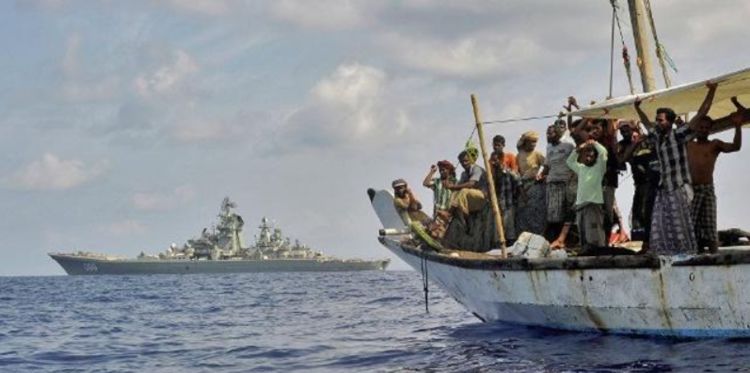 俄罗斯货轮遭海盗劫持,俄军迅速展开营救,若不放人将全部围剿|贝宁