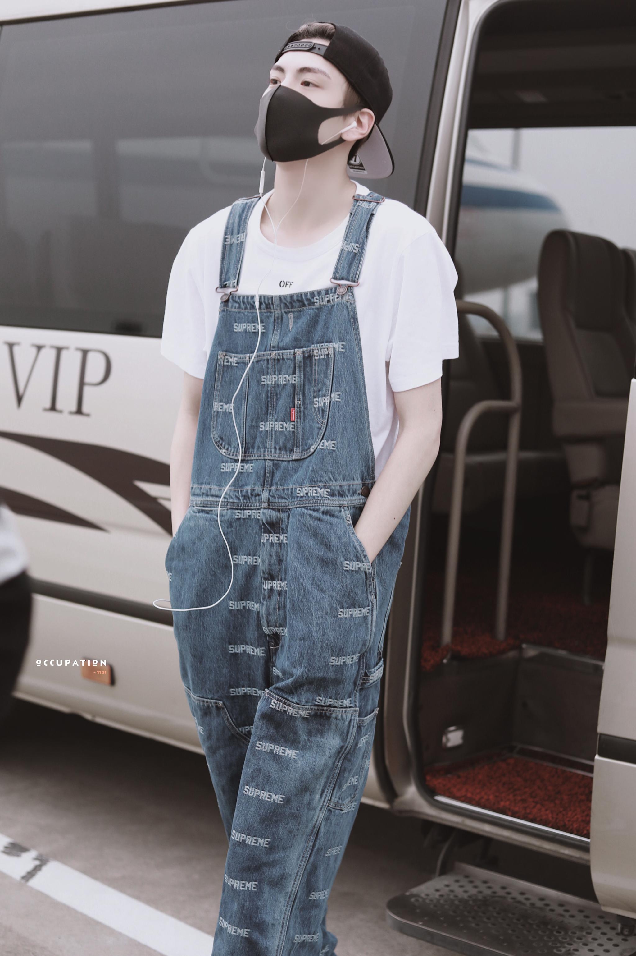 毕雯珺背带裤 毕雯珺今日杭州机场丽江饭拍图~一身白色t恤 背带牛