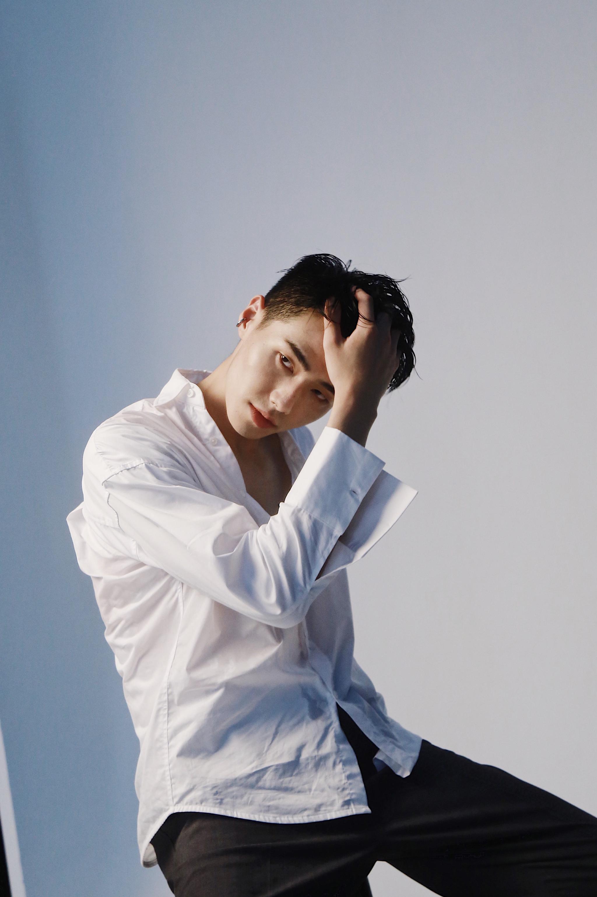 肖凯中,果然白衬衣是检验帅哥的唯一标准.|白衬衣|帅哥|检验_新浪新闻