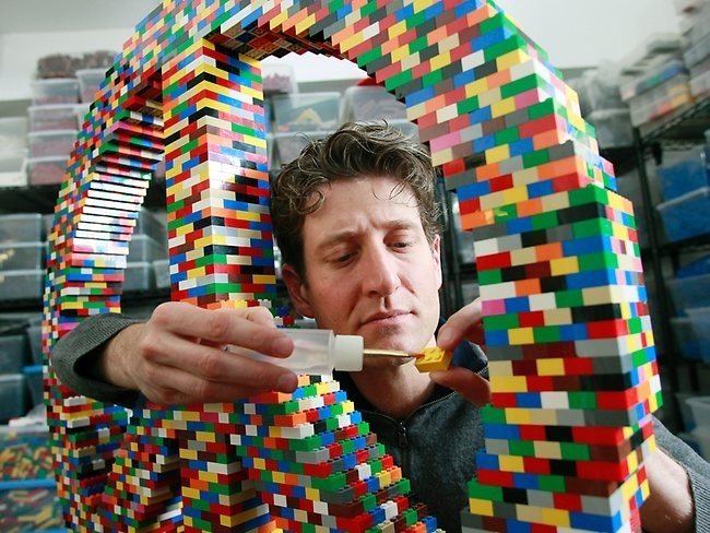 nathan sawaya从纽约大学法律系毕业后从事律师一职