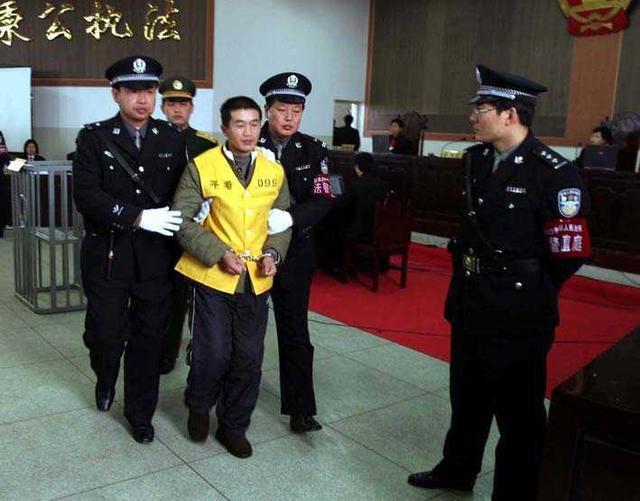 2003年春节刚过一天,黄勇来到了平舆县文化镇录像厅附近逛游,并在这里