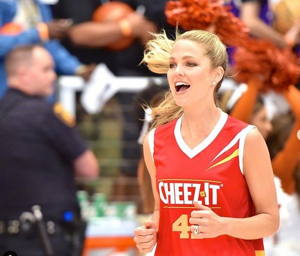 今天火箭爵士场边的美女主持人小姐姐!tnt的美女主持人阿莉-拉福斯