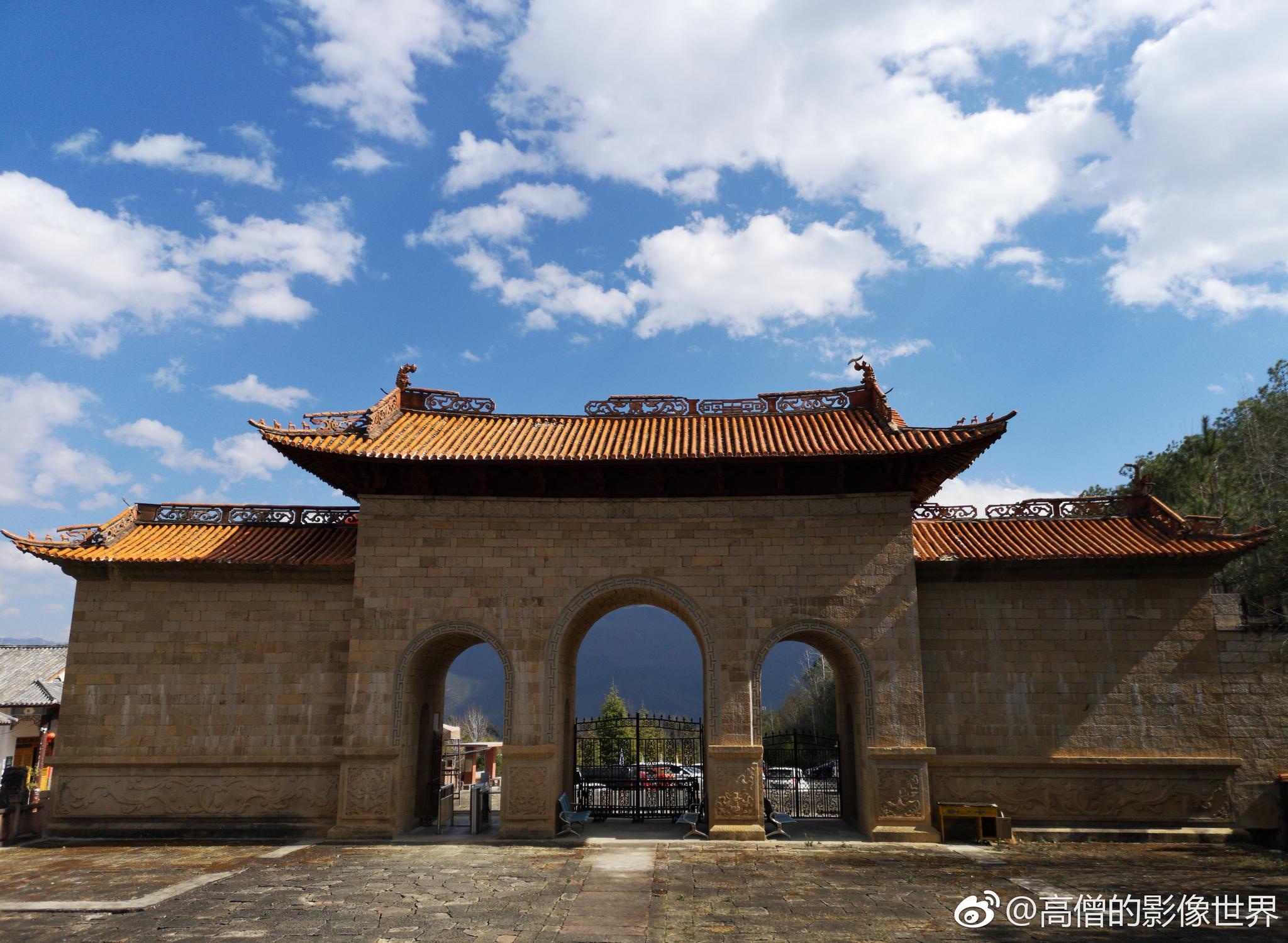 石宝山,位于沙溪古镇附近