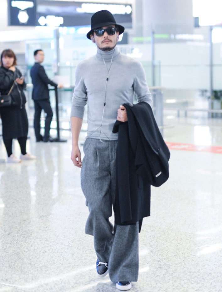 "小包总"杨烁卖萌照曝光,穿上"麻花裤"还比剪刀手,没见过!