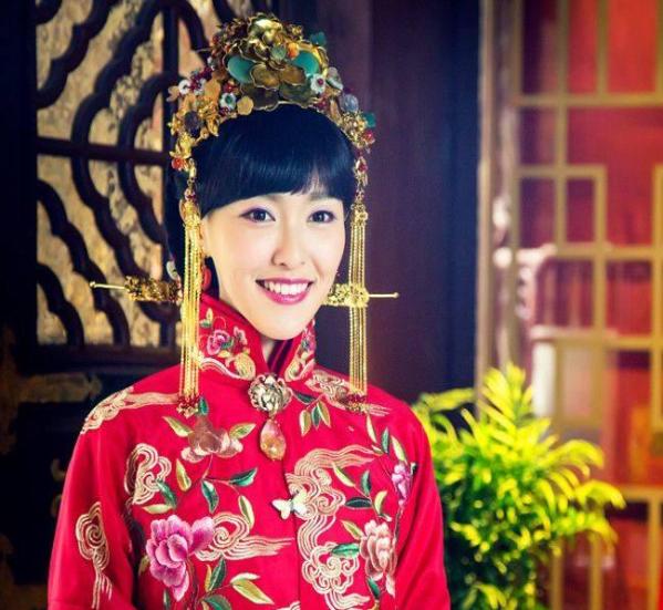 娱乐资讯高个儿唐嫣无论是中式礼服还是西式婚纱