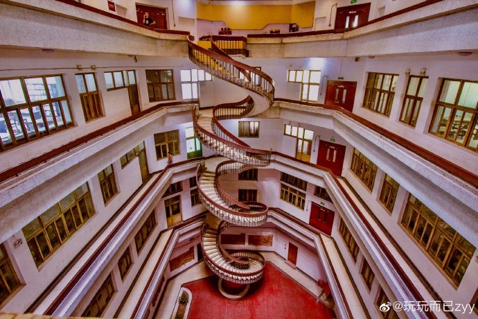河海大学图书馆旋转楼梯,进看时,才知道它的美