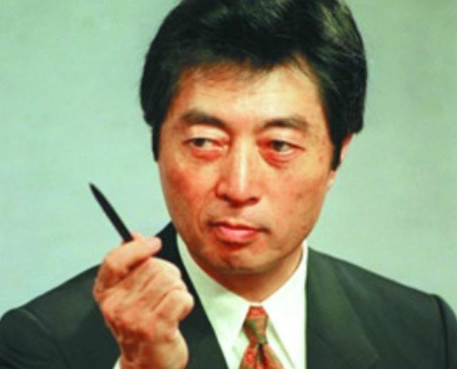 是天皇的家臣,就是因为他的父亲曾在二战时,是当时首相近卫文黲的秘书