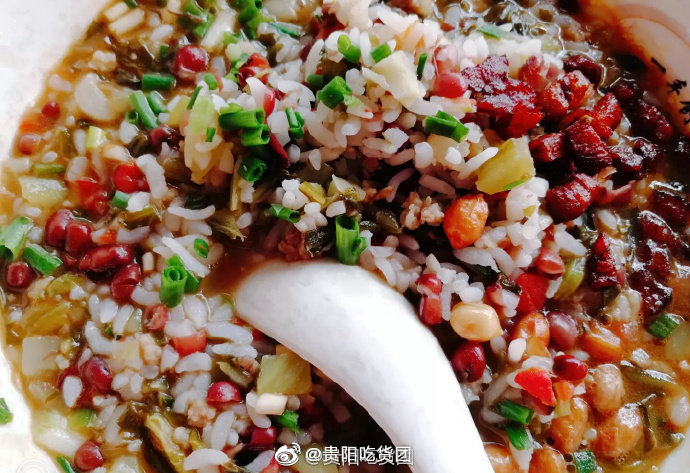 他家的酸汤饭在贵阳可以排得上前三了红酸汤加酸菜真是太好吃