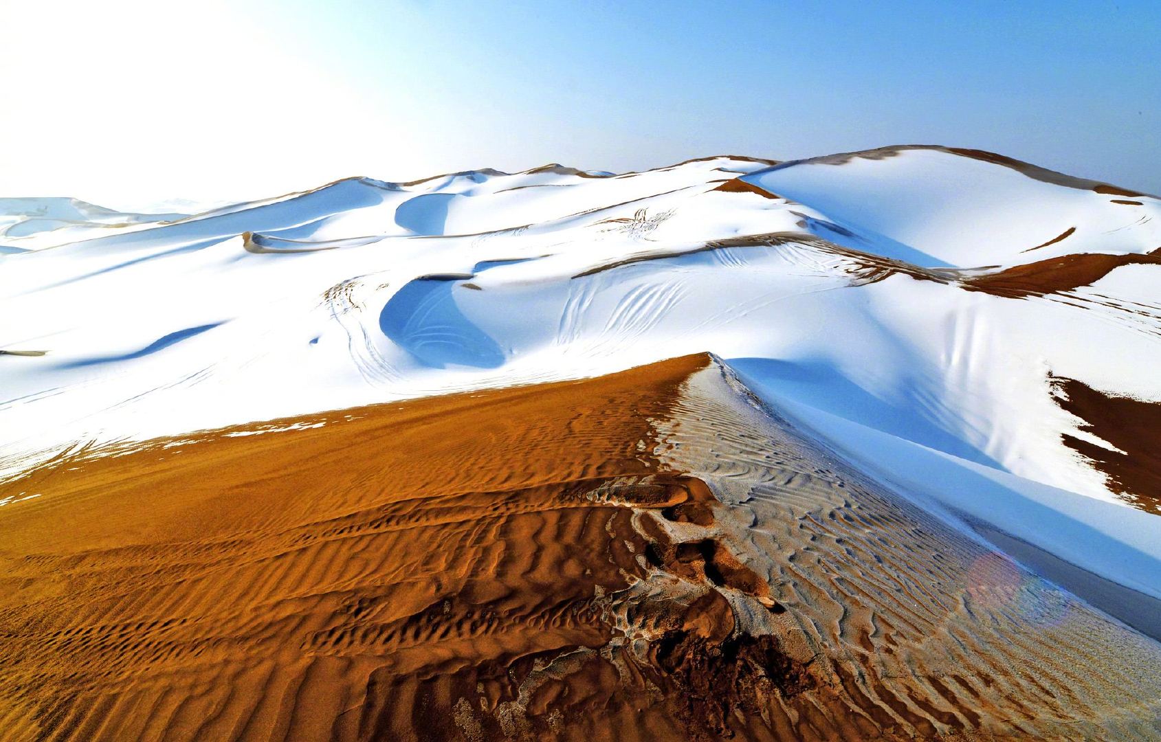 新疆的库木塔格沙漠下雪了,一场浪漫的冬季恋歌