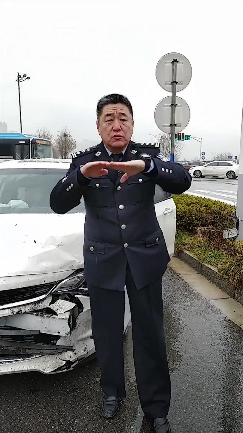 路口没有交通指示灯的情况下,同样是直行,谁的责任呢?