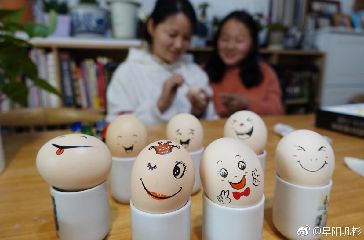 4/ 9在鸡蛋上绘画你见过吗?