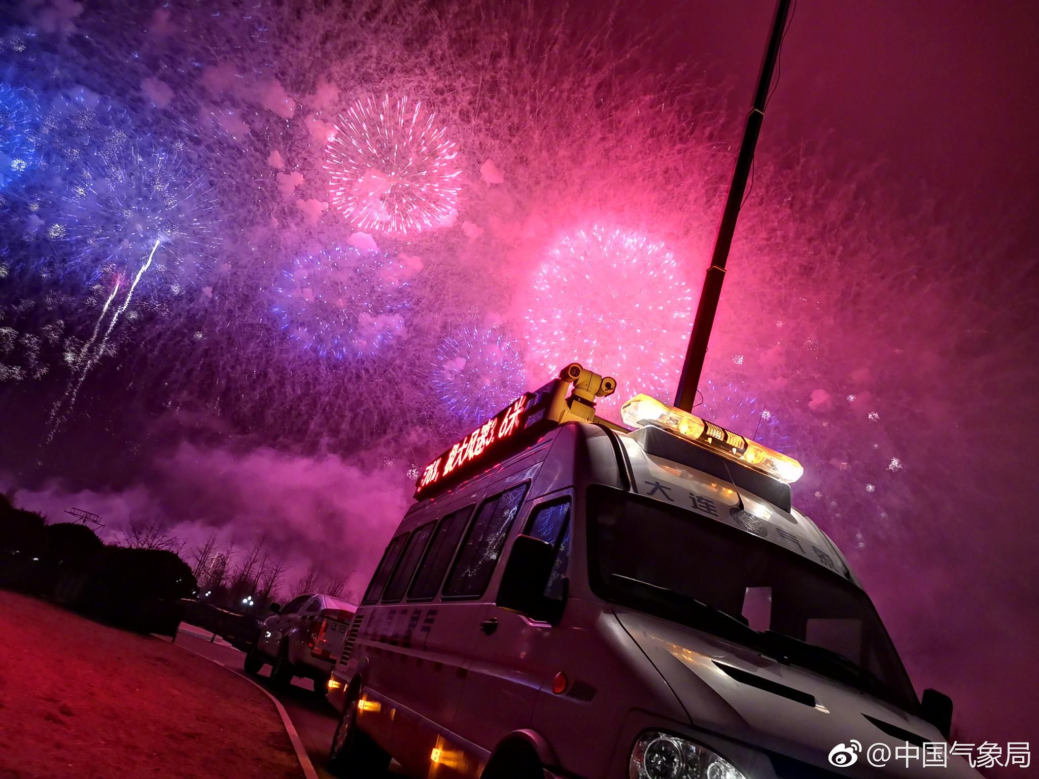 听说,烟花下的气象应急车更美 (于薇 拍摄)