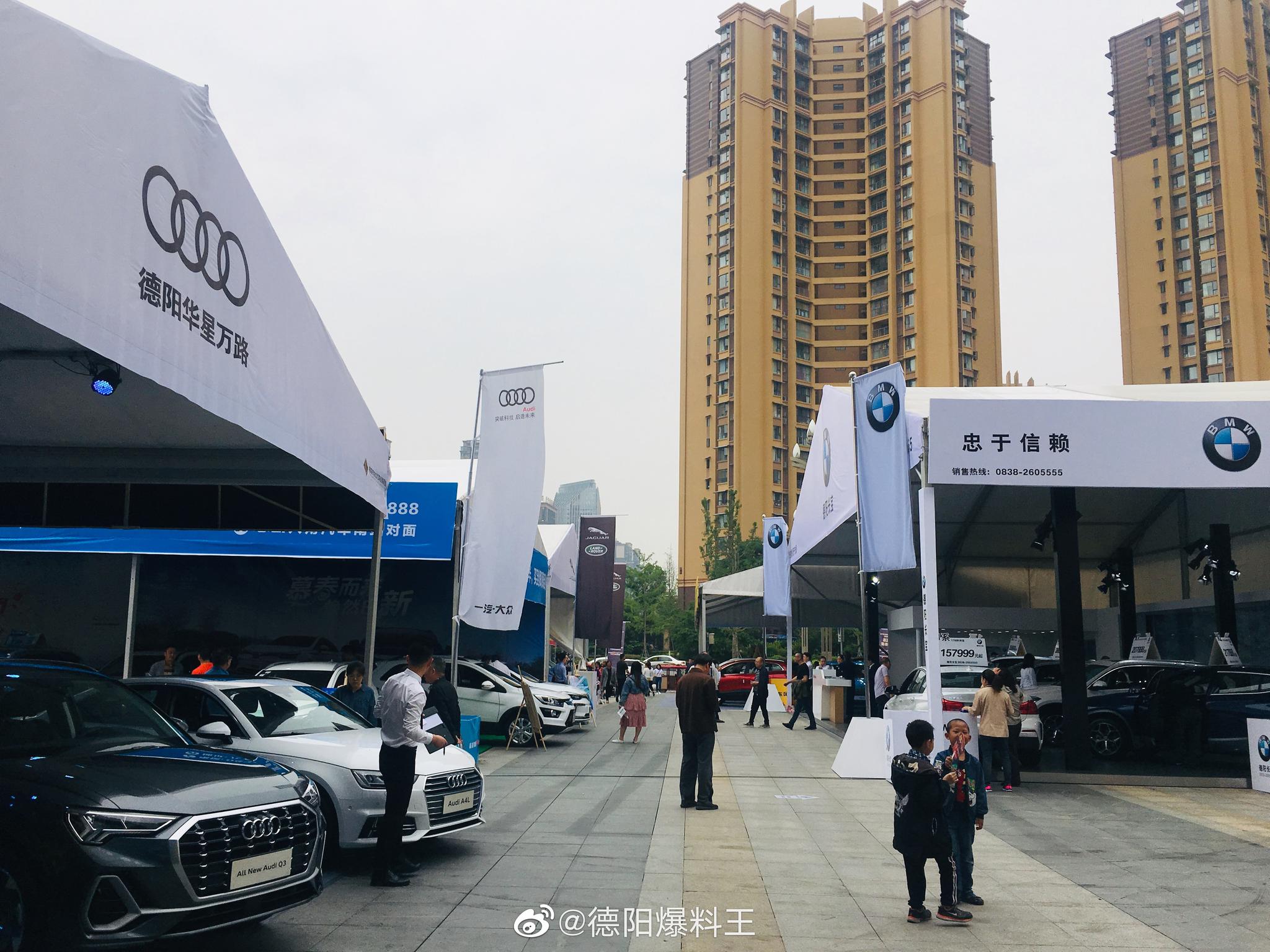 来哇,万达这儿又在搞车展,yao一架回ke开起