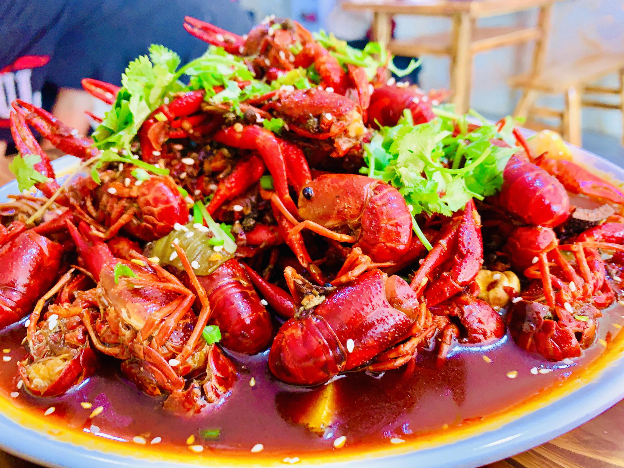 生蚝鲜嫩而入味,口感舒然,小龙虾又辣又麻,现杀活虾,鲜而不腻,地道的