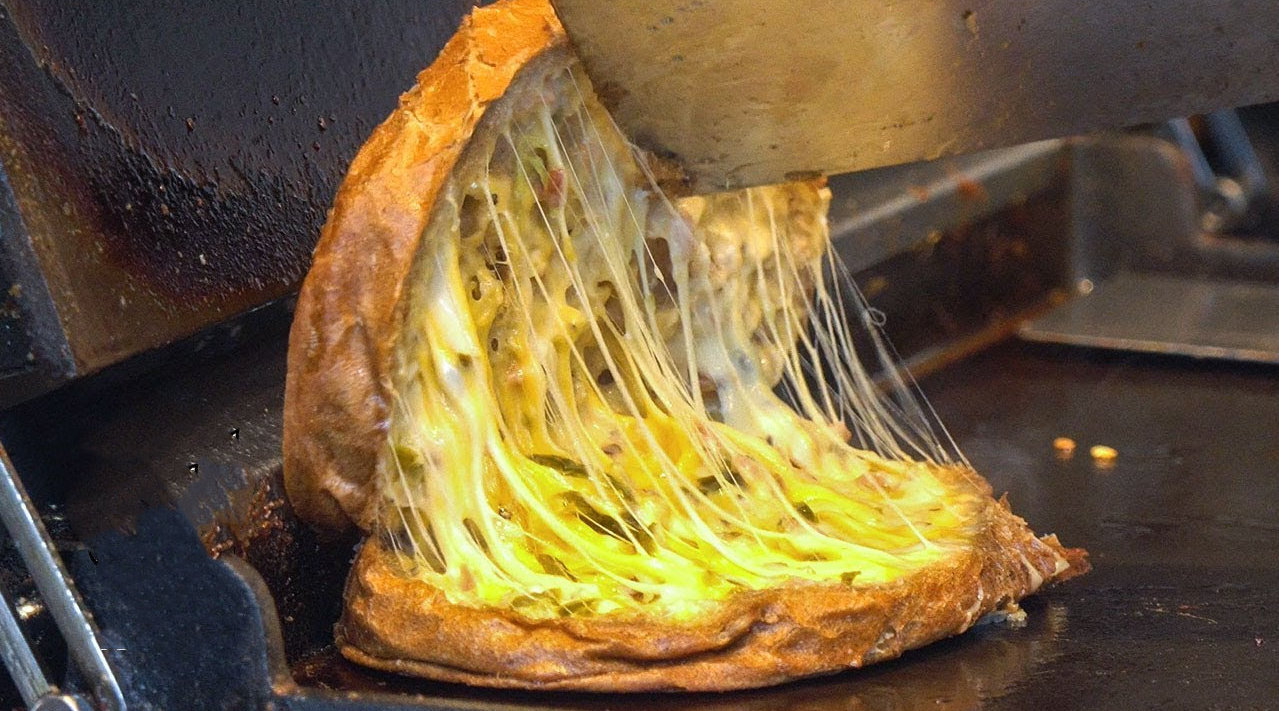 韩国爆火的"拔丝芝士三明治",被铁板压过后,芝士能抻15cm!