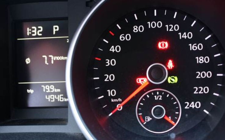 汽车燃油表灯亮后还能跑多远20公里内没问题好多新手不知道