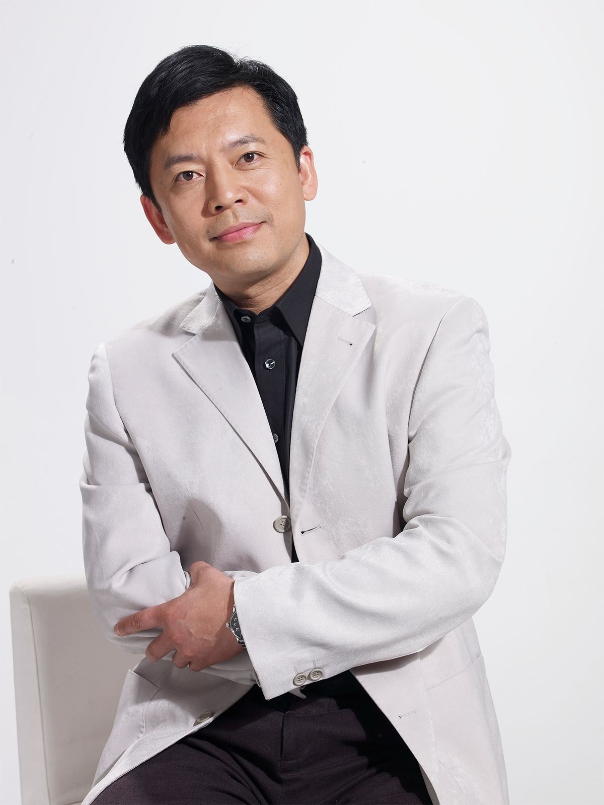 国家一级演员40岁才红,与原配结婚27年零绯闻:女儿20多岁好身材|何政