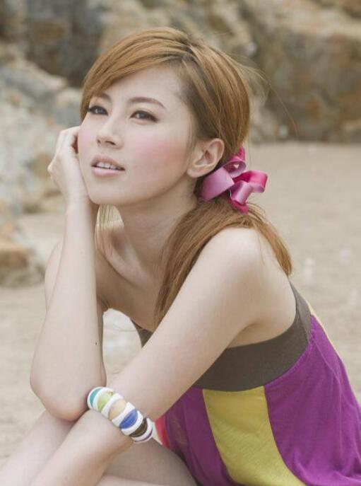 同年,倪震又狂追在电台工作的陈颖妍,周慧敏忍无可忍,决定分手,但是