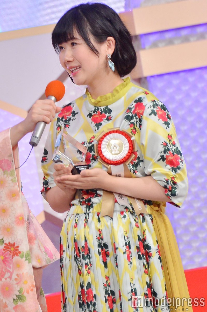 第53届朝日电视体育奖举行,福原爱挺孕肚领奖,蓬松裙装可爱十足.