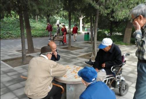 中国老人退休后公园散步跳舞