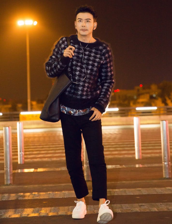 "小包总"杨烁卖萌照曝光,穿上"麻花裤"还比剪刀手,没见过!