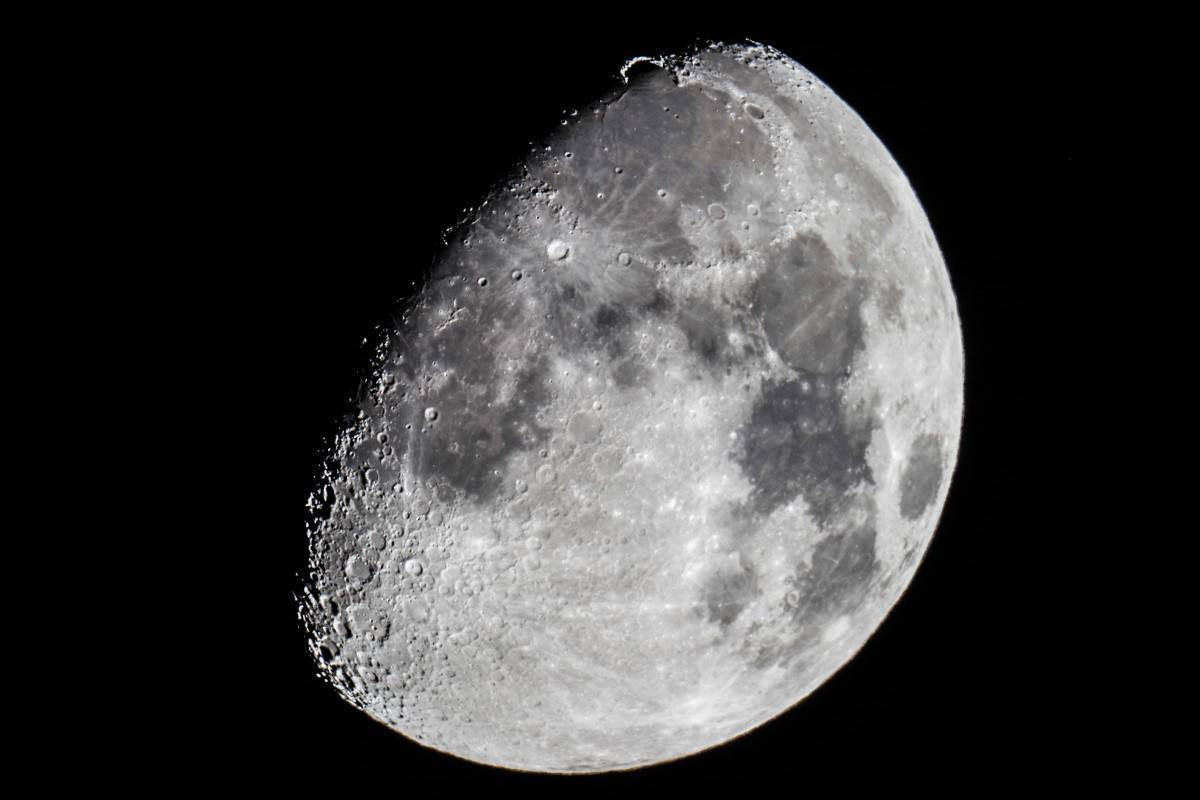 你有没有想过?为什么我们看到的月亮是灰色的?