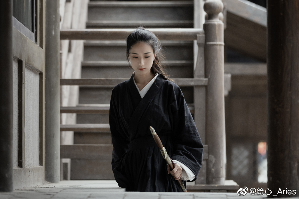 "满堂花醉三千客,一剑霜寒十四州