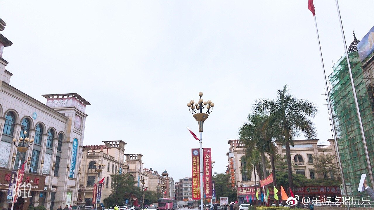 东兴口岸处于北仑河与越南哥龙河交汇处,相距越南芒街口岸仅100米