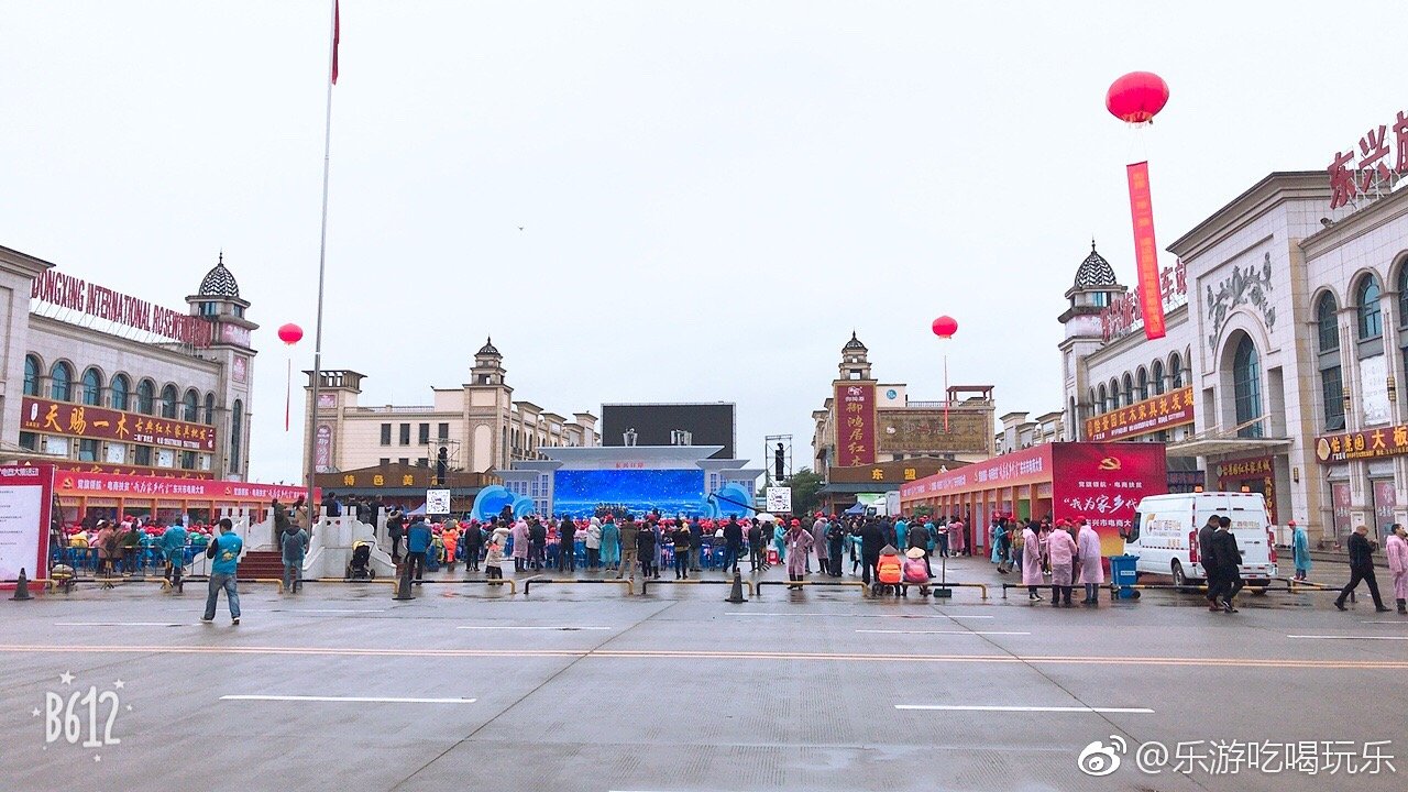 东兴口岸处于北仑河与越南哥龙河交汇处,相距越南芒街口岸仅100米|东兴|口岸|越南_新浪新闻