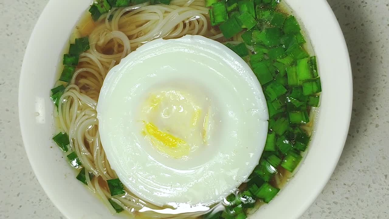 清汤素面,汤头鲜美面条滑溜,任何时候吃都不给肠胃添"负担"!