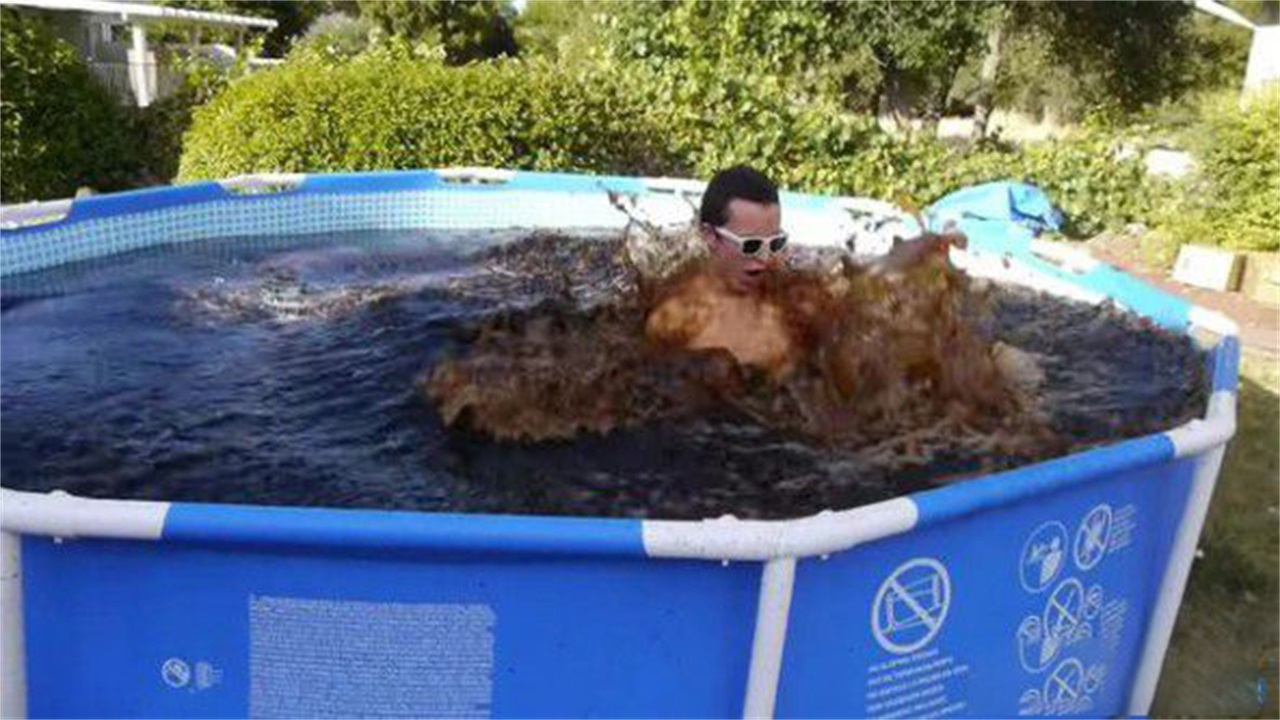 外国小哥用可乐泡澡,一边喝一遍泡,网友:真奇葩