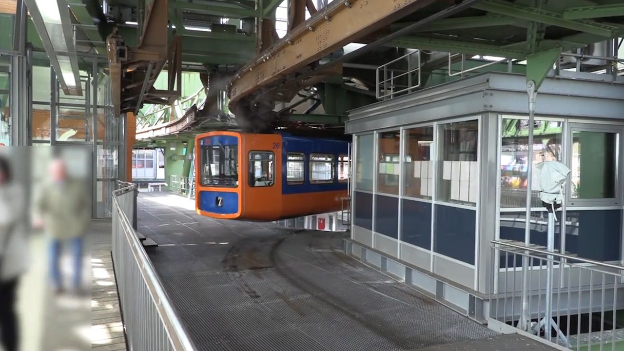 于轨道之下的,并且车底离地面五到十米,而其外部设计和地铁没什么区别