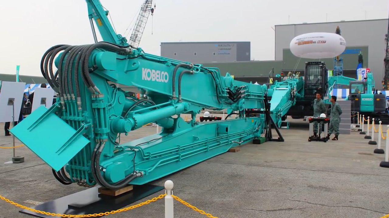 日本打造巨型拆楼机,机械臂65米长,20层楼轻松夷为平地-新浪汽车