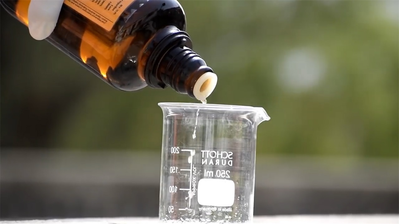 浓硫酸和王水谁更厉害看俄罗斯小伙把锁泡进去的结果就知道