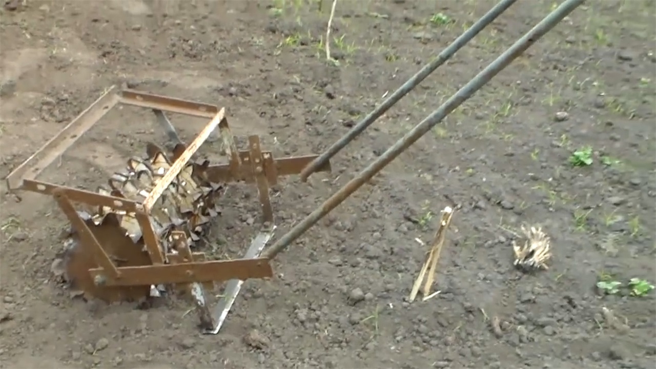 外国老大爷自制高效除草机,一天除草5亩地,三十元造一个