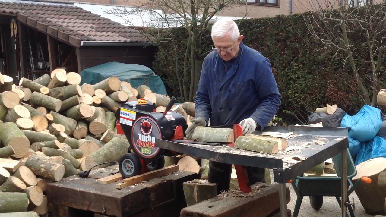 70岁农村老大爷发明劈柴机,成本还不到300元,农村劈木柴挺实用