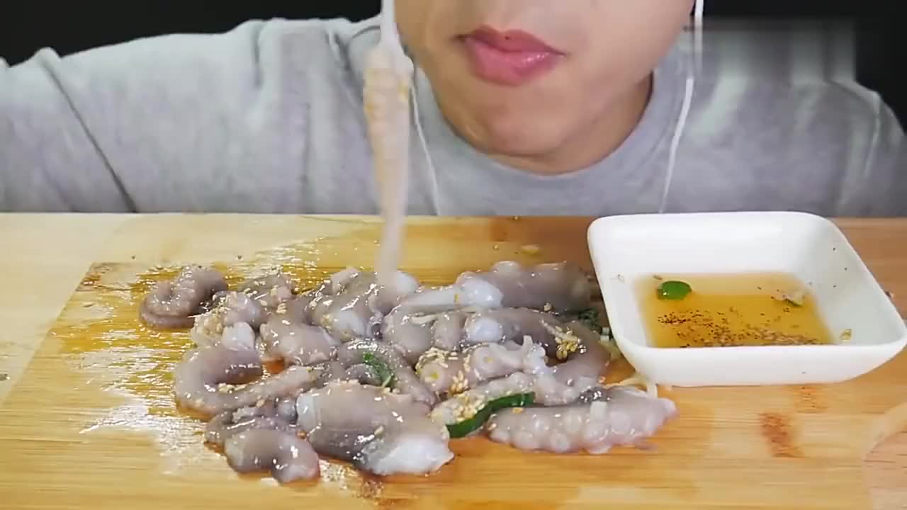 韩国小哥吃播开吃生章鱼,蘸上酱汁,一口一个看着真刺激
