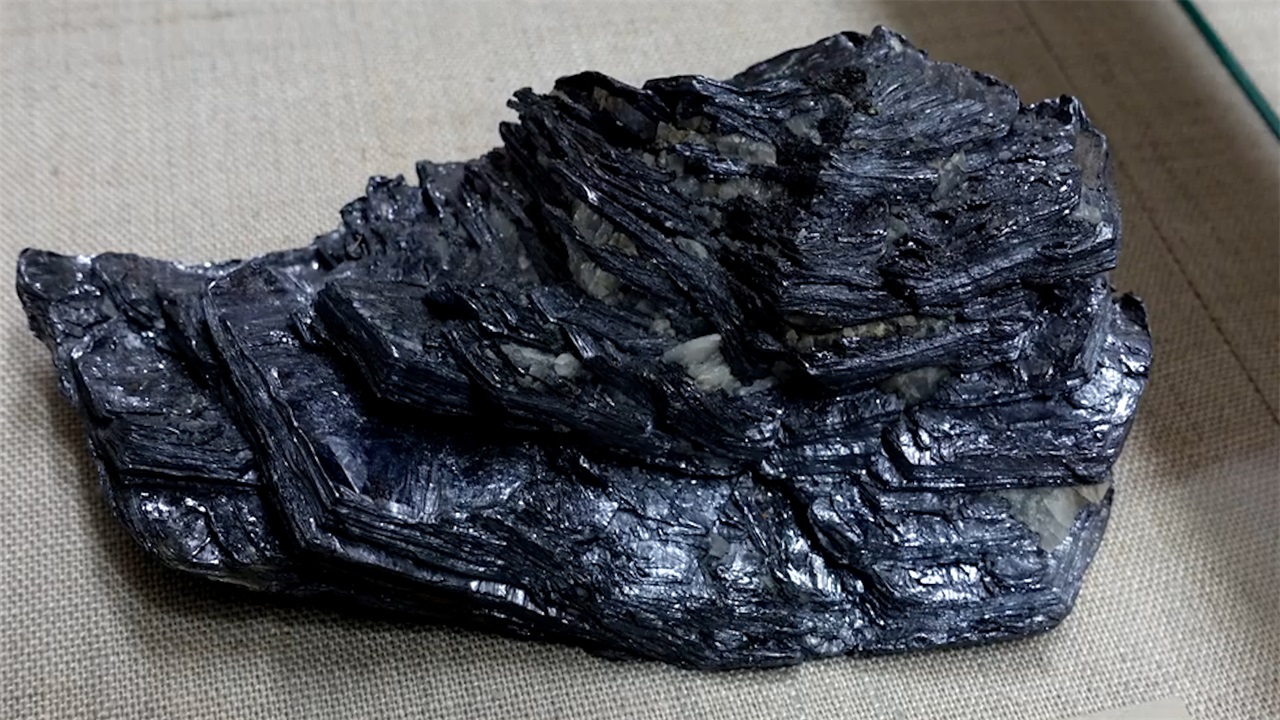 还有十一万吨的钼矿,更有一种我们目前非常需要的元素——铼,不过有点