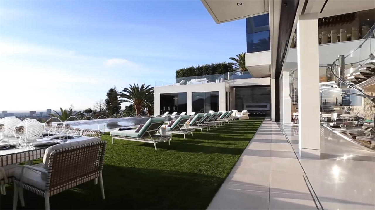 他在孟买花了10亿美元(67亿人民币)建造了一栋豪宅,这栋豪宅高度不