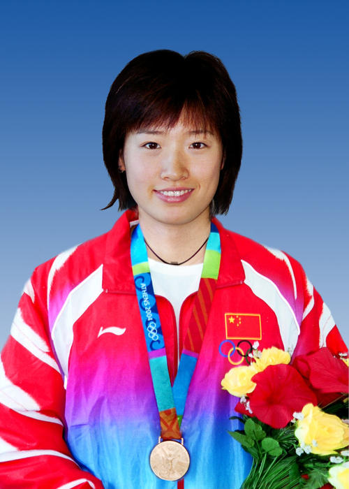 曾被教练扇脸的游泳女皇,与圈外丈夫三年抱俩,现36岁韵味十足|罗雪娟