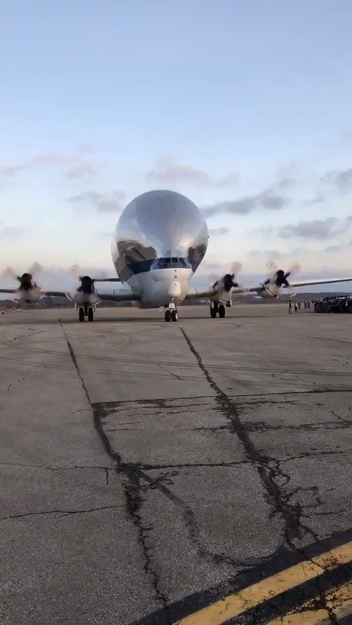 搭载猎户座飞船的超级彩虹鱼飞机,安全着陆在了曼斯菲尔德机场