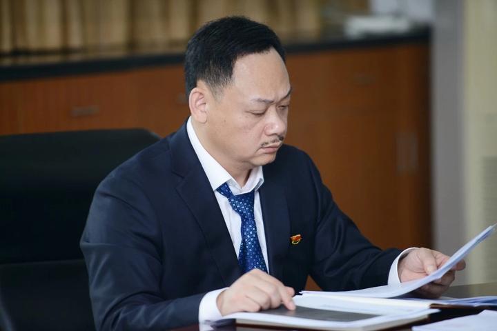 他是举重冠军,曾多次刷新世界纪录,娶美女空姐,45岁任大学校长|占旭刚