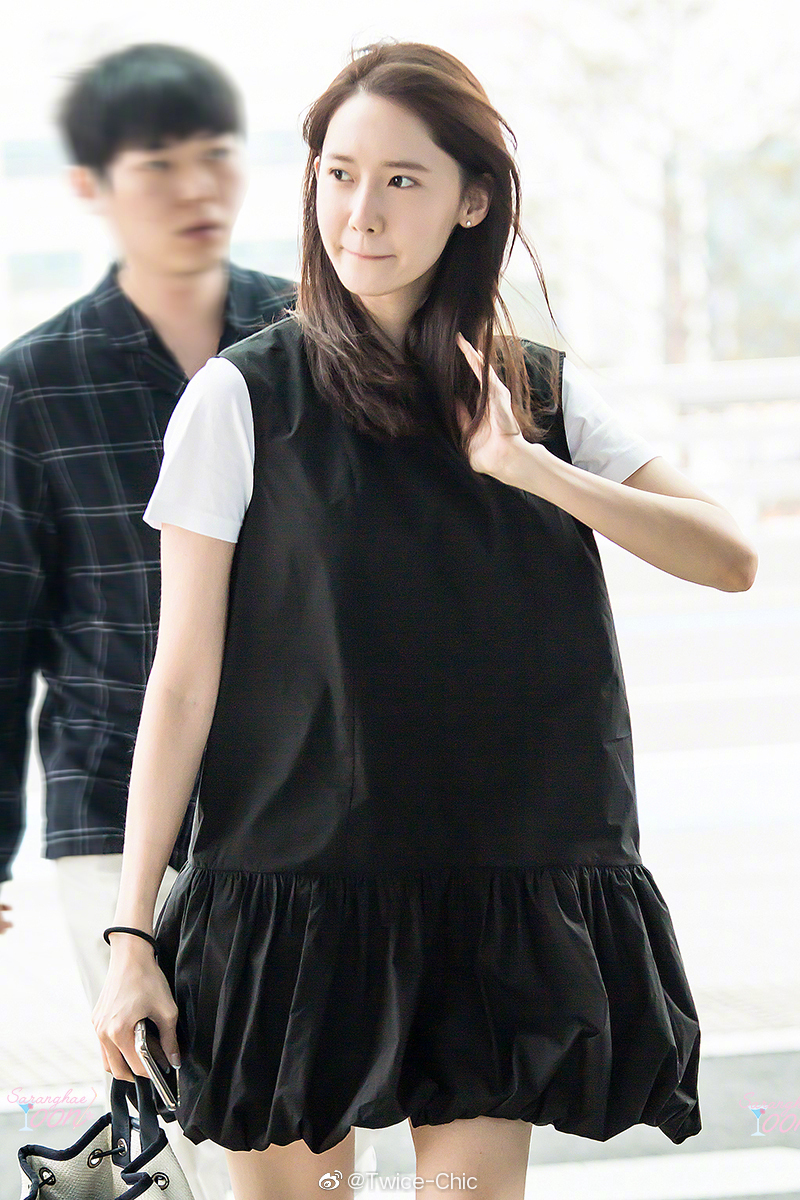 林允儿仁川机场街拍黑蓬裙粉飘带内搭纯白t恤乖巧干净