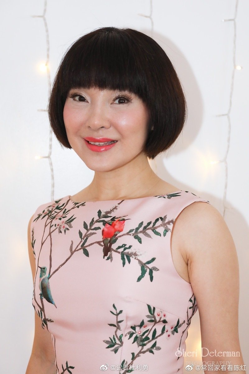 近日,曾演唱《常回家看看》的歌手陈红曝光近照,她透露自己这一年一直
