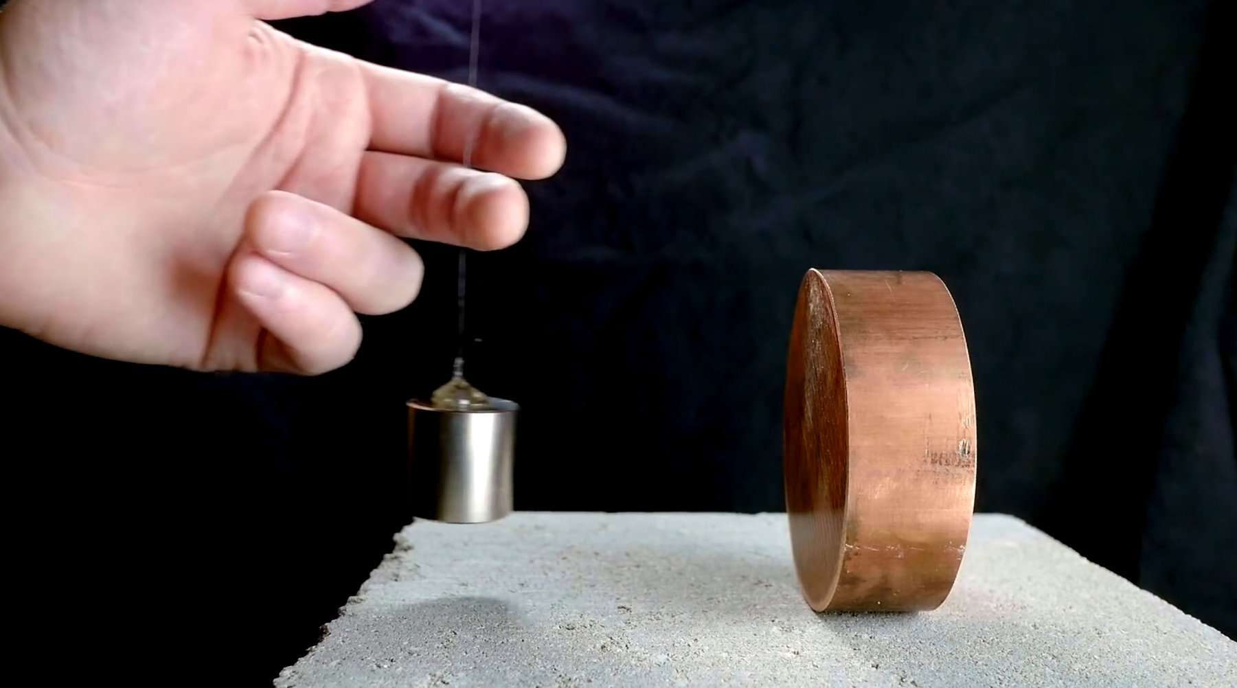 钕磁铁靠近铜块会发生什么有趣现象看到最后一幕让人不敢相信67