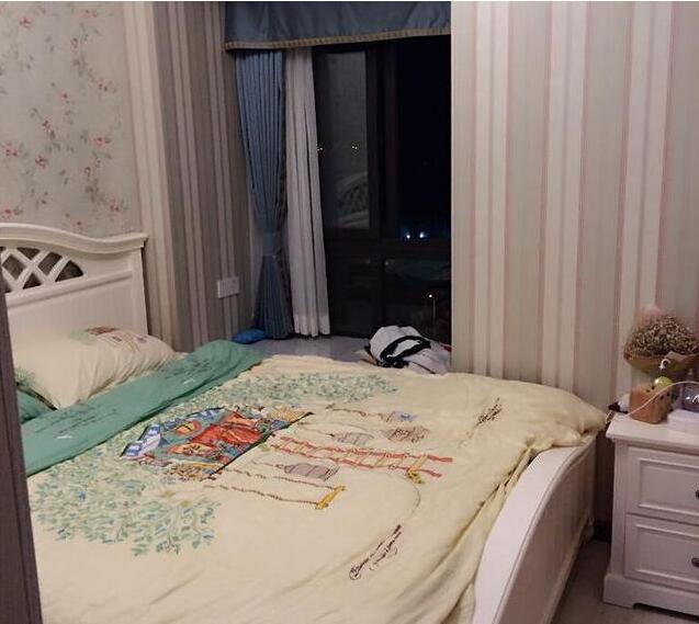 主卧室,床头墙贴上花色墙纸,搭配白色的大木床,显得自然温馨.