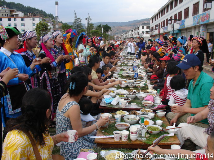 云南墨江哈尼族太阳节双胞胎聚齐(图)
