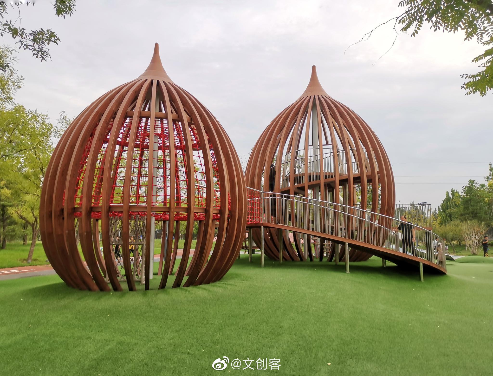 趁着秋爽,在固安中心公园溜达溜达,休闲娱乐健身设施一应俱全